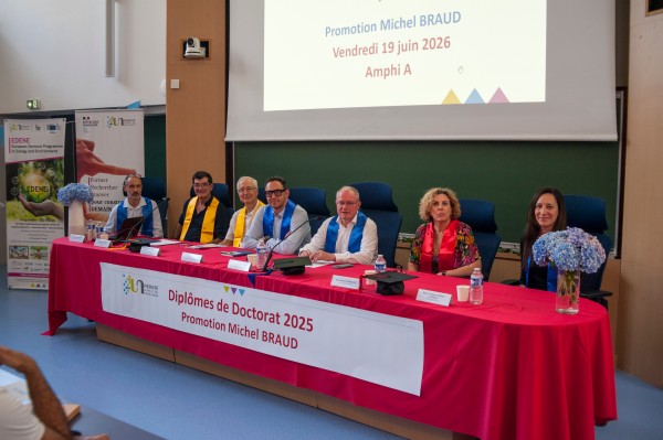 De gauche à droite : Christophe Dicharry (directeur du Collège des Études Doctorales), Frédéric Tesson (directeur de l’école doctorale sciences sociales et humanités), Michel Braud (professeur émérite de langue et littérature françaises du XXe siècle à l’UPPA), Frédéric Marias (vice-président recherche), Laurent Bordes (président de l’université), Karine Rodriguez (vice-présidente de la commission de la formation et de la vie universitaire) et Cristiana Cravo-Laureau (directrice de de l’école doctorale Sciences Exactes et leurs applications). Crédit photo : Richard Lacroix.