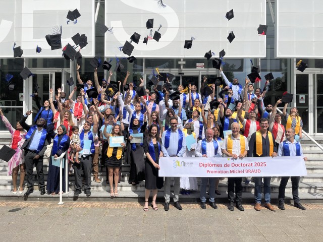 L’ensemble de la promotion s’est réuni sur le perron du Collège STEE pour la traditionnelle photo de groupe, marquée par un lancer symbolique des chapeaux de docteur. Crédit photo : Richard Lacroix.