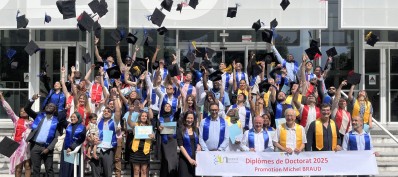 L&rsquo;ensemble de la promotion s&rsquo;est r&eacute;uni sur le perron du Coll&egrave;ge STEE pour la traditionnelle photo de groupe, marqu&eacute;e par un lancer symbolique des chapeaux de docteur. Cr&eacute;dit photo : Richard Lacroix.
